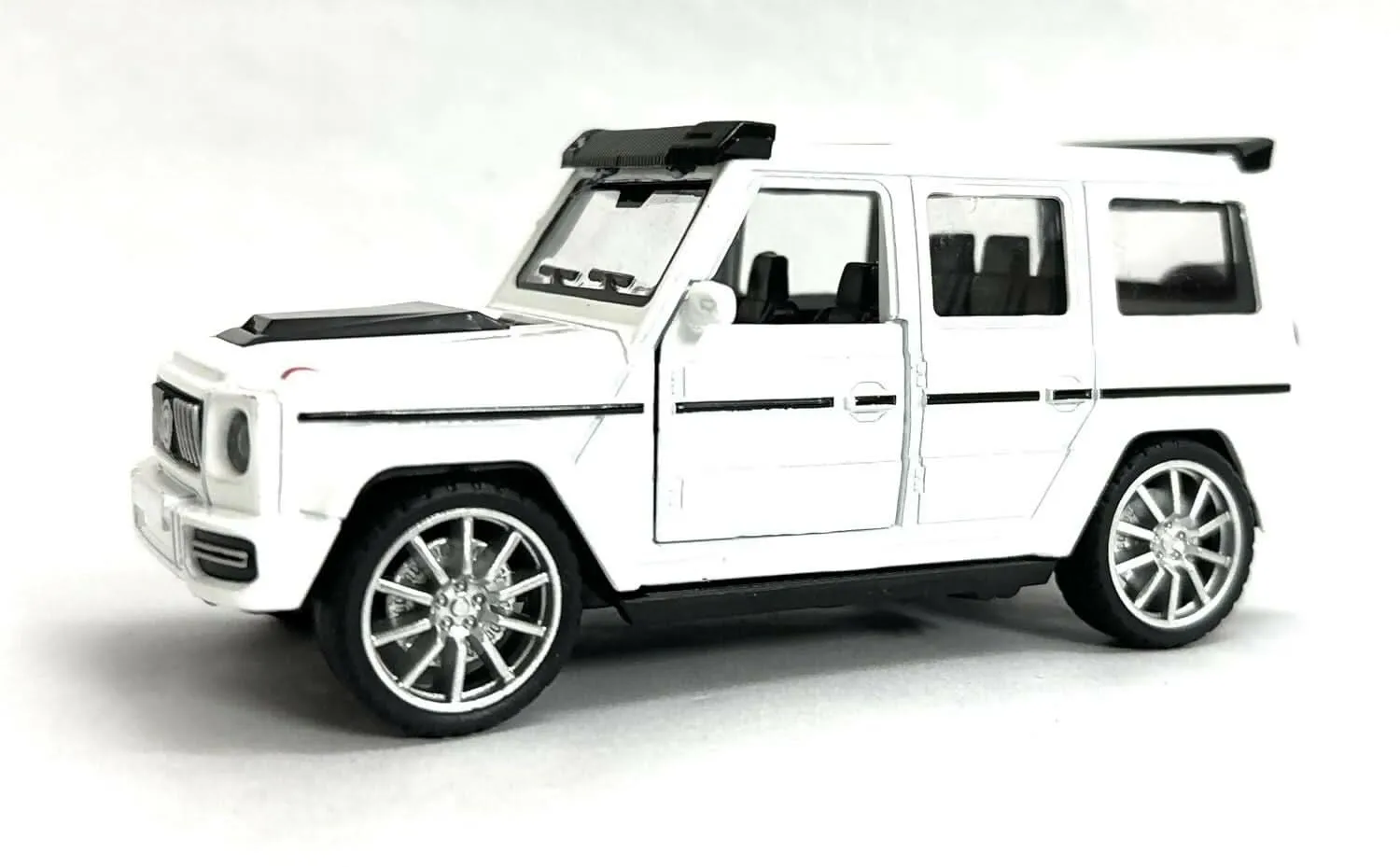 High-Speed Die-Cast Jeep Car with Pull-Back Action, Opening Doors, Metal Construction (White)