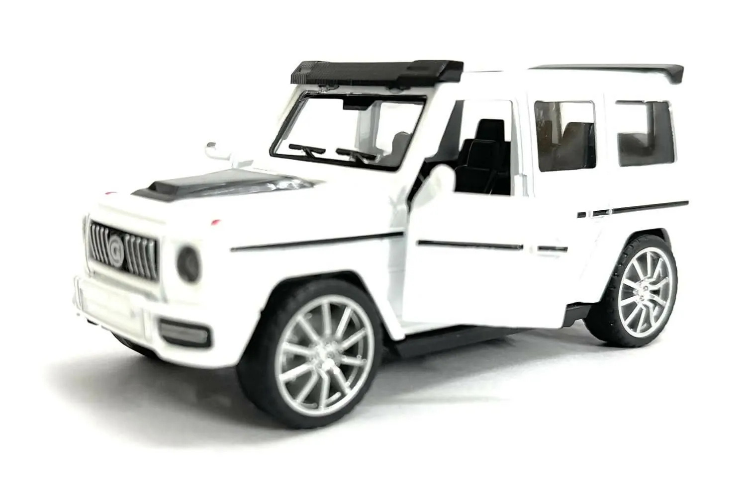 High-Speed Die-Cast Jeep Car with Pull-Back Action, Opening Doors, Metal Construction (White)