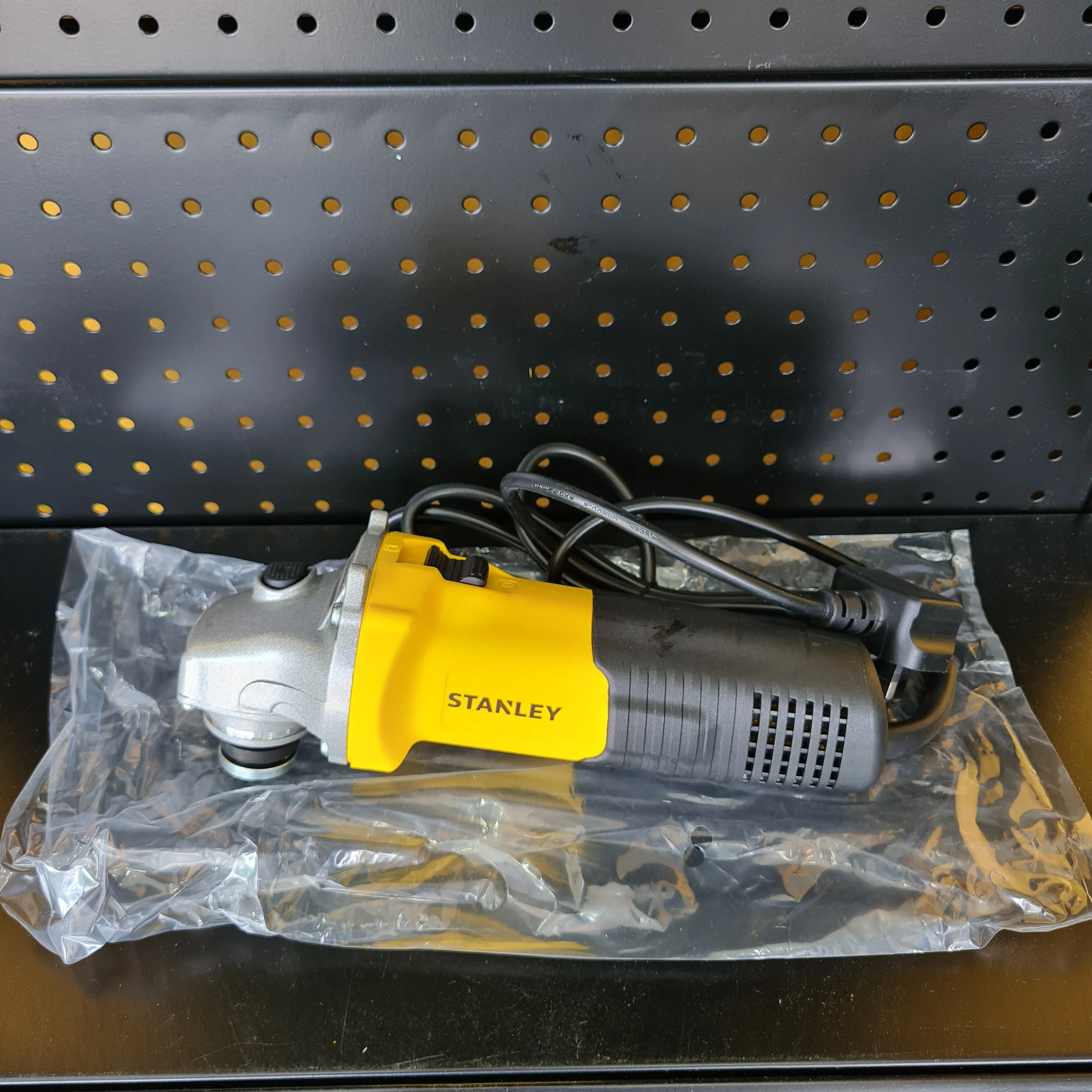 Stanley 4" 580W Angle Grinder (Disc Grinding Machine) | Model : STGS5100-XD