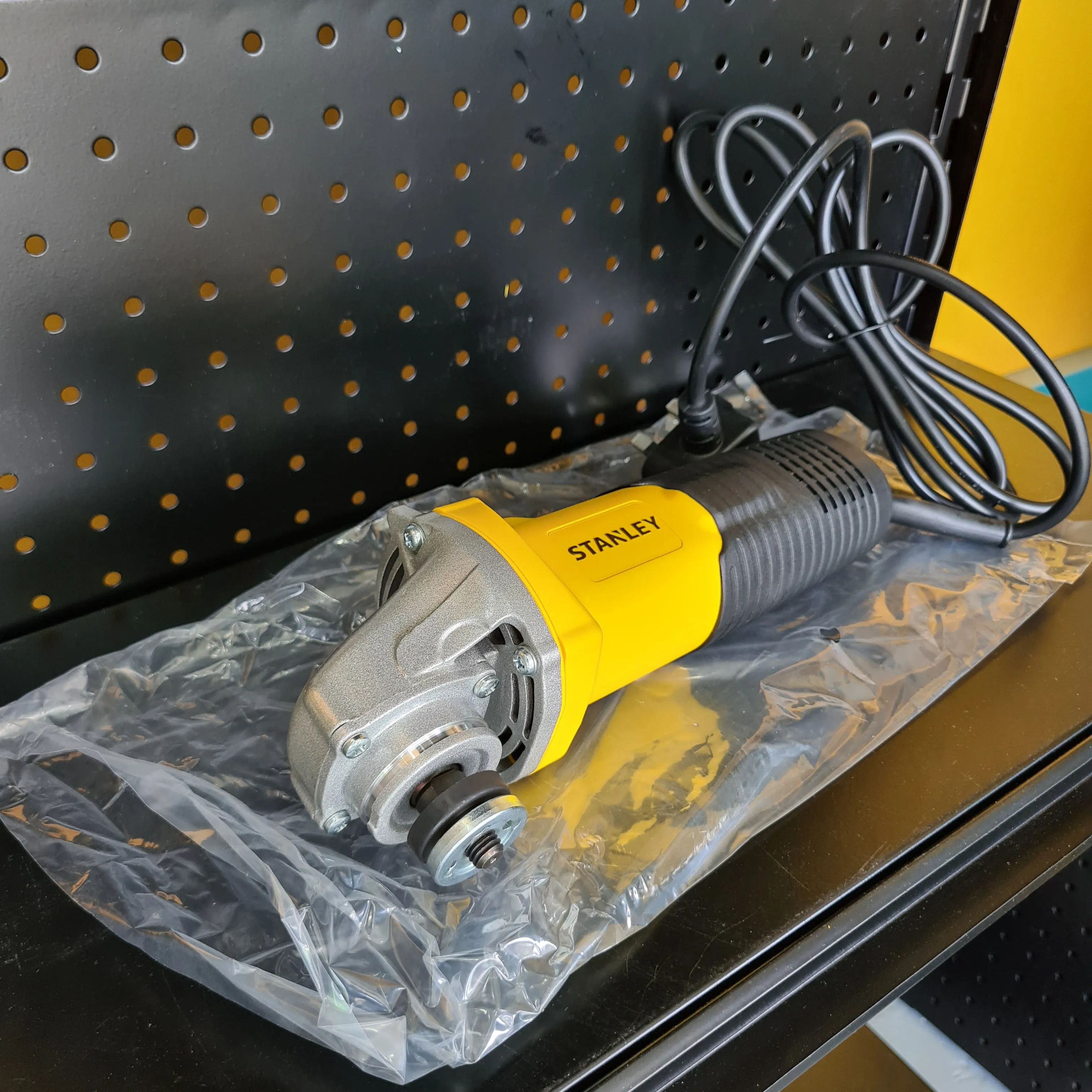 Stanley 4" 580W Angle Grinder (Disc Grinding Machine) | Model : STGS5100-XD