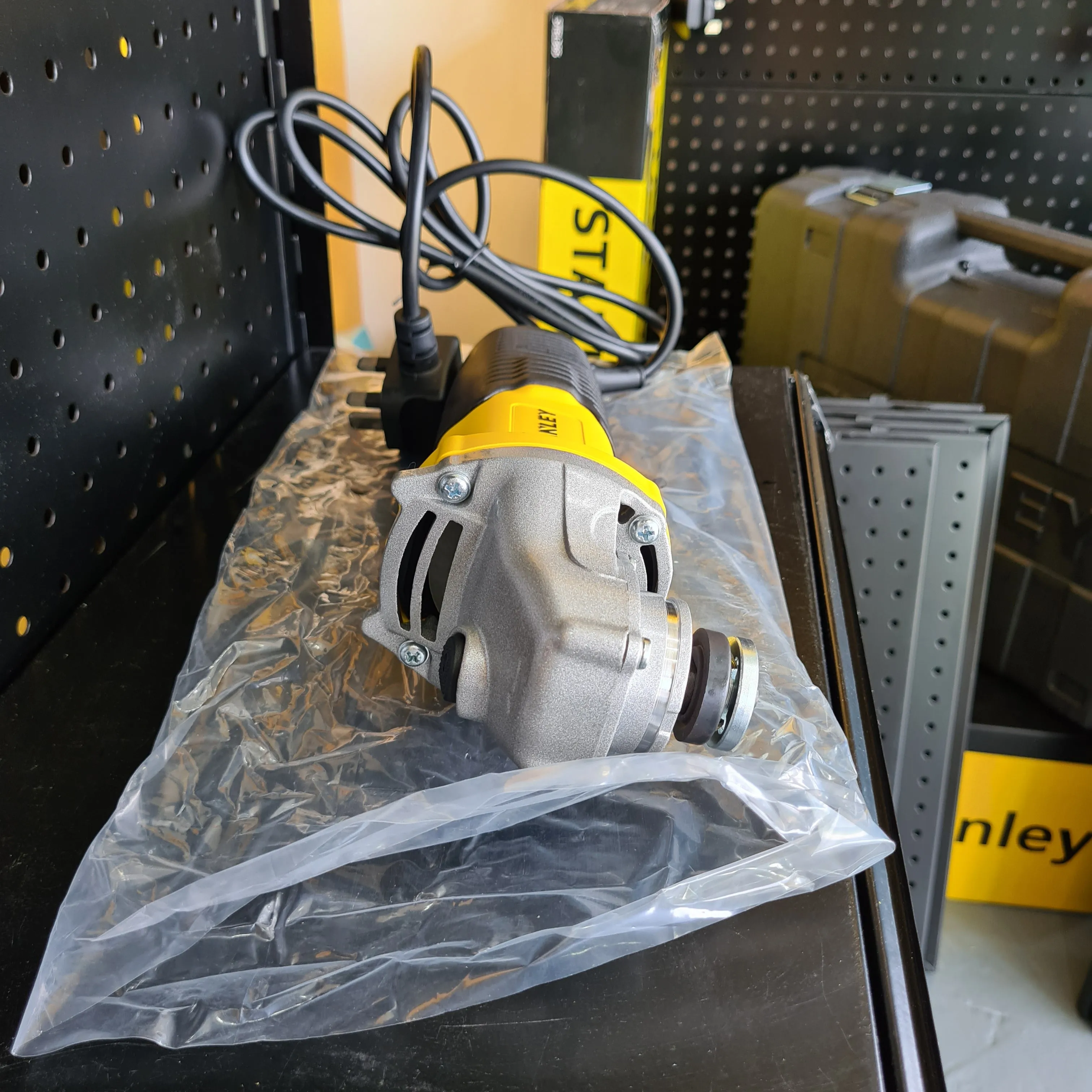 Stanley 4" 580W Angle Grinder (Disc Grinding Machine) | Model : STGS5100-XD